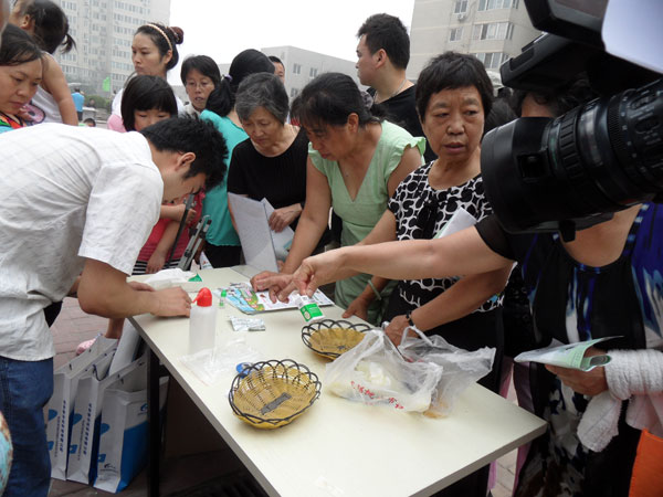 食品安全知識進(jìn)社區(qū) 快速檢測試紙引關(guān)注